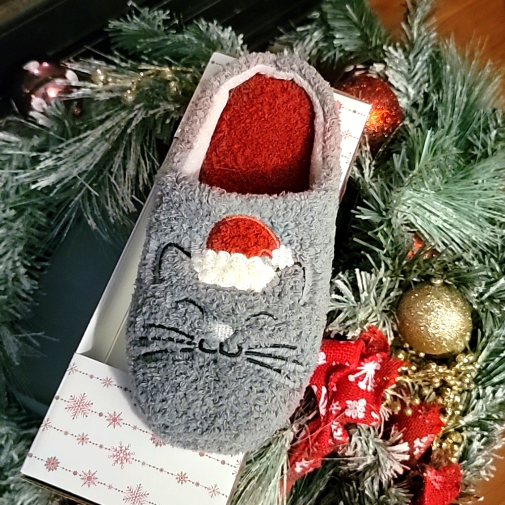 NIB "Kitty Santa" Slippers